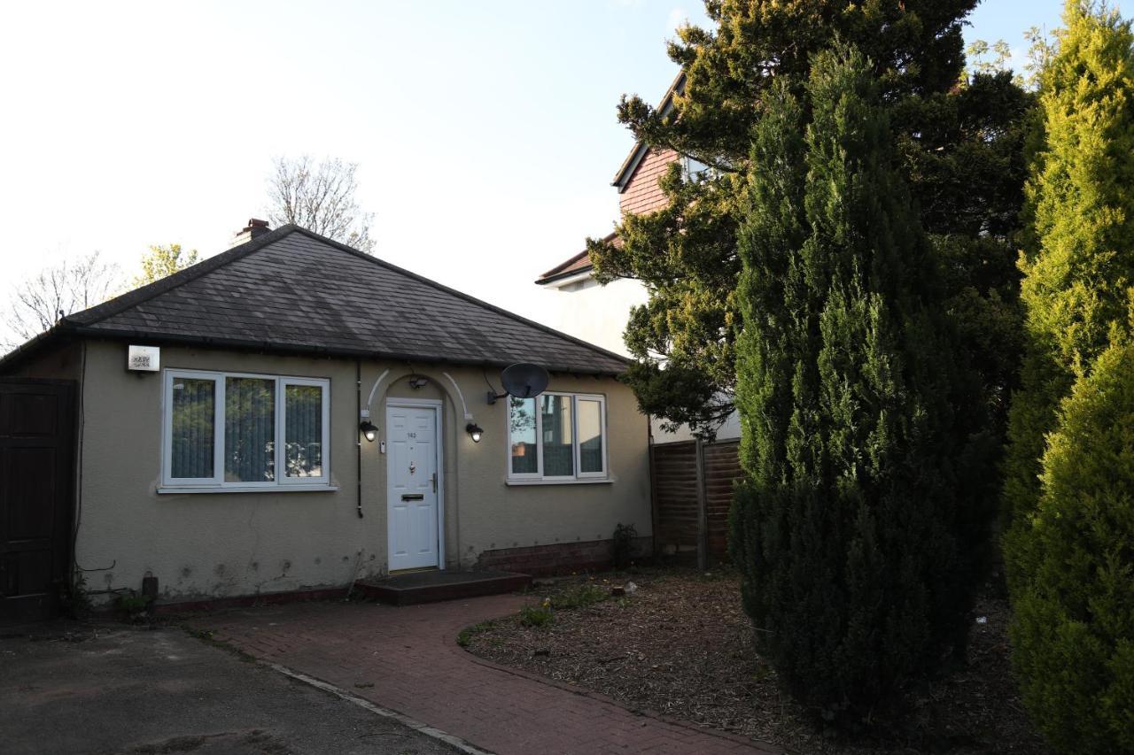 Cosy 3-Bed Bungalow Nec Airport Close To Amenities Бирмингам Екстериор снимка